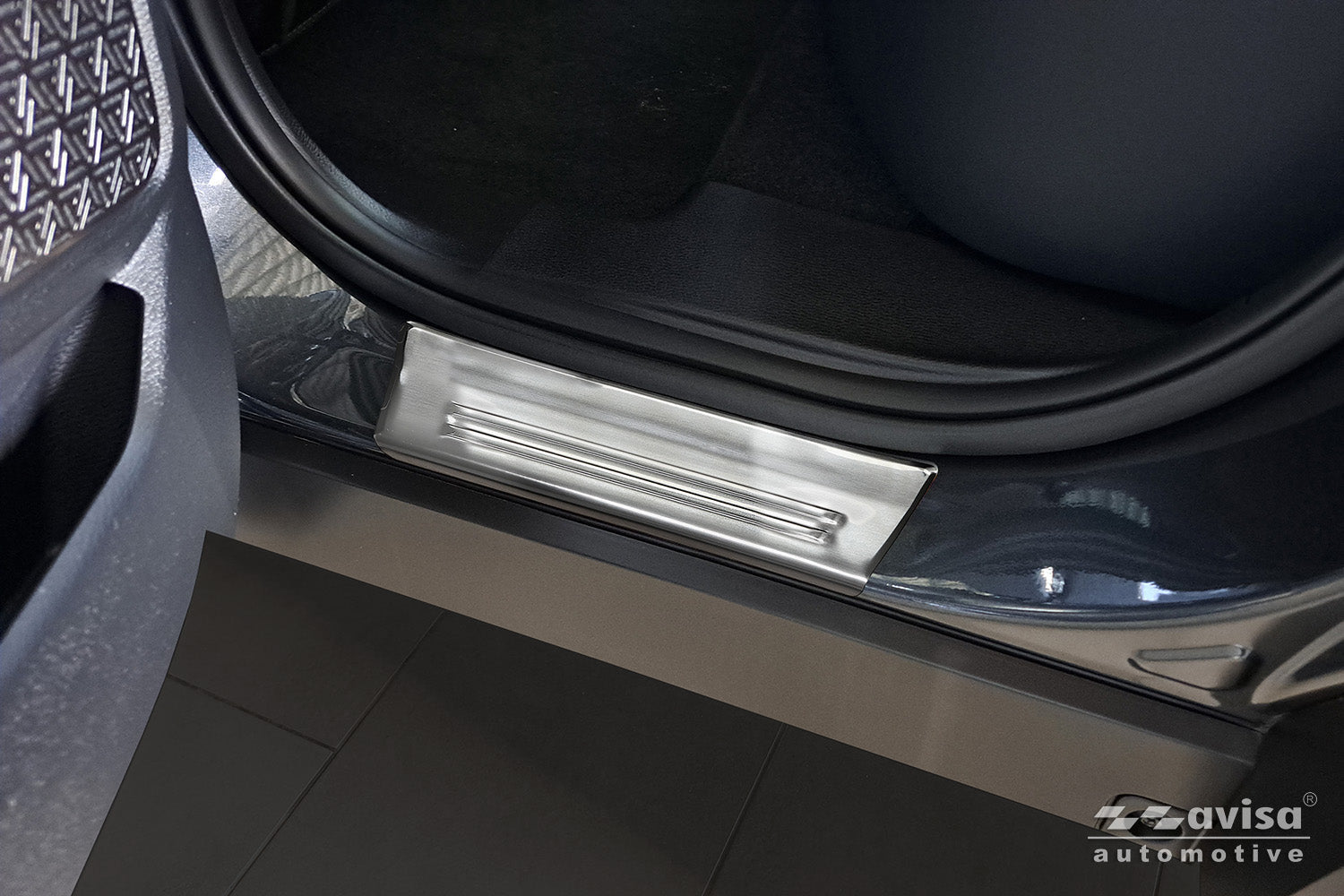 Tröskelskydd Lines Mitsubishi Outlander IV 2025+ – Silver satin | AVISA - Carlevel AB - Tröskelskydd