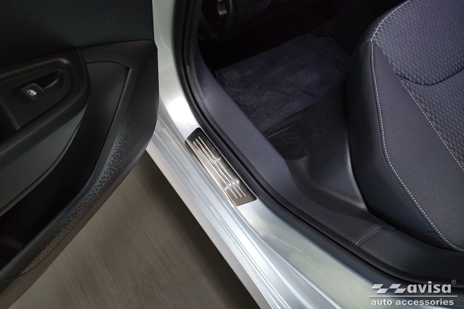 Tröskelskydd Lines Skoda Fabia IV halvkombi 2021+ – Silver satin | AVISA - Carlevel AB - Tröskelskydd