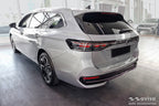 Tröskelskydd Lines Skoda Superb IV Kombi 2024+ / Volkswagen Passat B9 Variant/ R-line/ Hybrid 2024+ – Silver satin | AVISA - Carlevel AB - Tröskelskydd