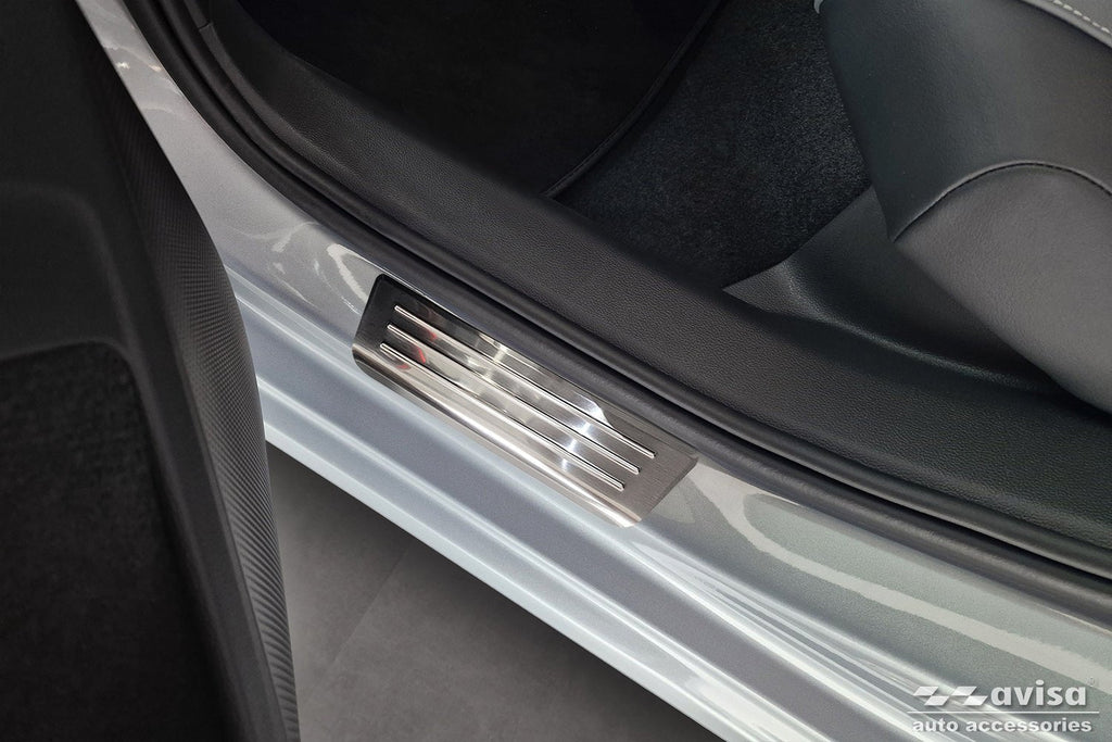 Tröskelskydd Lines Skoda Superb IV Kombi 2024+ / Volkswagen Passat B9 Variant/ R-line/ Hybrid 2024+ – Silver satin | AVISA - Carlevel AB - Tröskelskydd