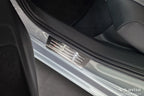 Tröskelskydd Lines Skoda Superb IV Kombi 2024+ / Volkswagen Passat B9 Variant/ R-line/ Hybrid 2024+ – Silver satin | AVISA - Carlevel AB - Tröskelskydd