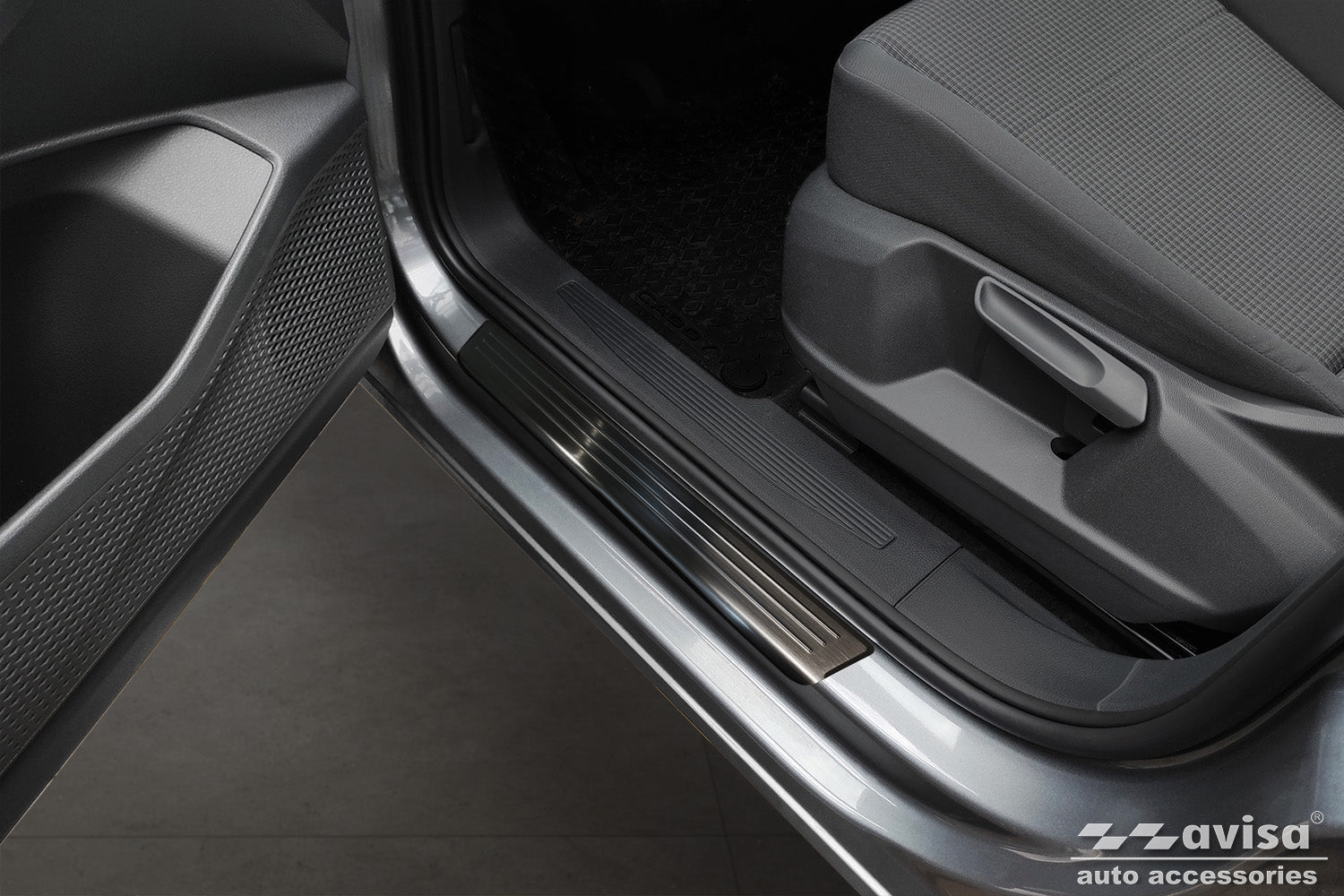 Tröskelskydd Lines Volkswagen Caddy V (SB) 2020+ / Volkswagen Caddy Cargo V (SB ) furgon 2020+ – Svart | AVISA - Carlevel AB - Tröskelskydd