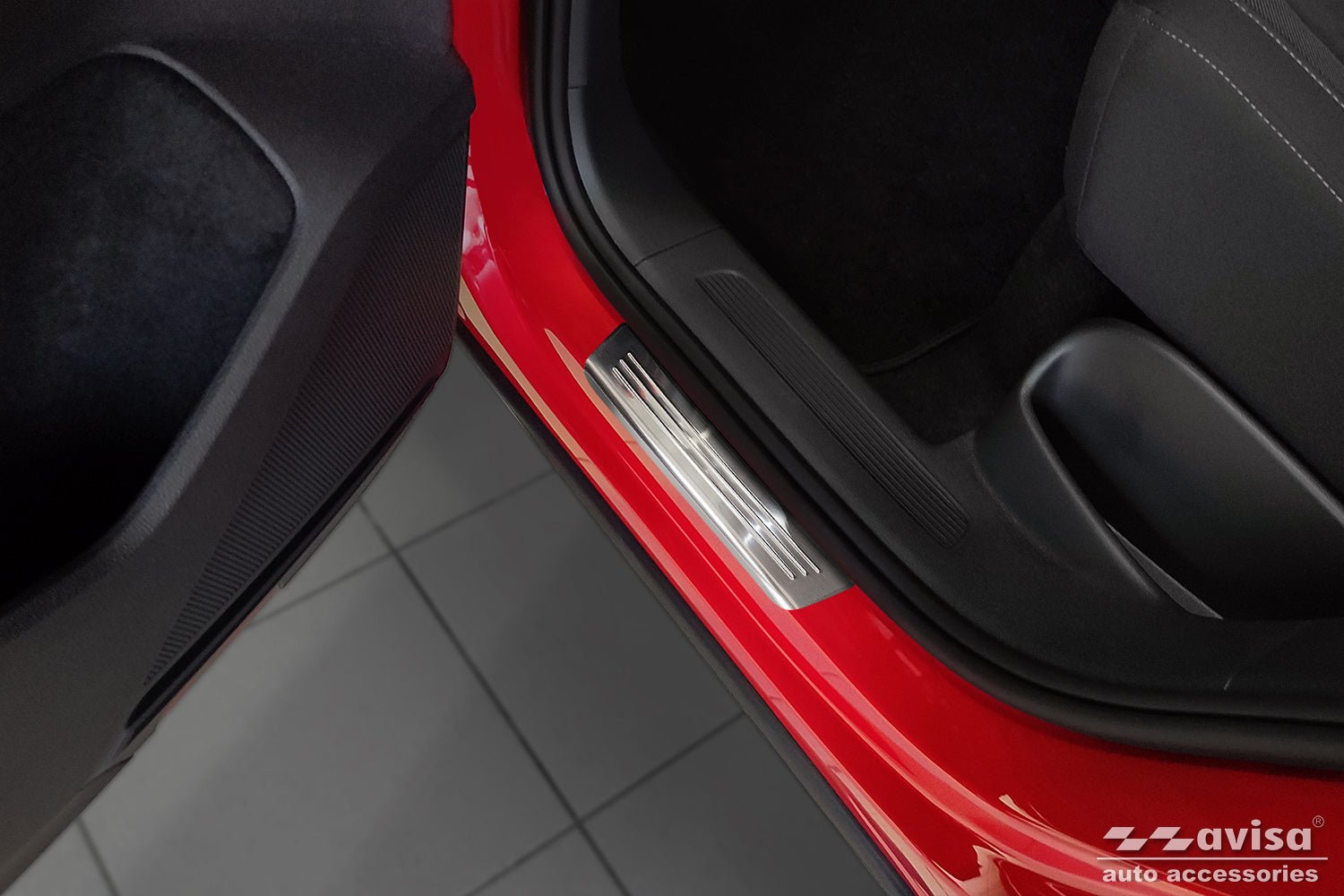 Tröskelskydd Lines Volkswagen Tiguan II 2015–2020, facelift 2020+/ eHybrid 2020–2024 m.fl. – Silver satin | AVISA - Carlevel AB - Tröskelskydd