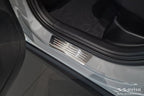 Tröskelskydd Lines Volvo EX 30 2023+ – Silver satin | AVISA - Carlevel AB - Tröskelskydd