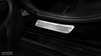 Tröskelskydd Mercedes C Class W205/ S205 2014–2019, facelift 2019+ / Mercedes C Class W206 2021+ – Spegelpolerat silver | AVISA - Carlevel AB - Tröskelskydd