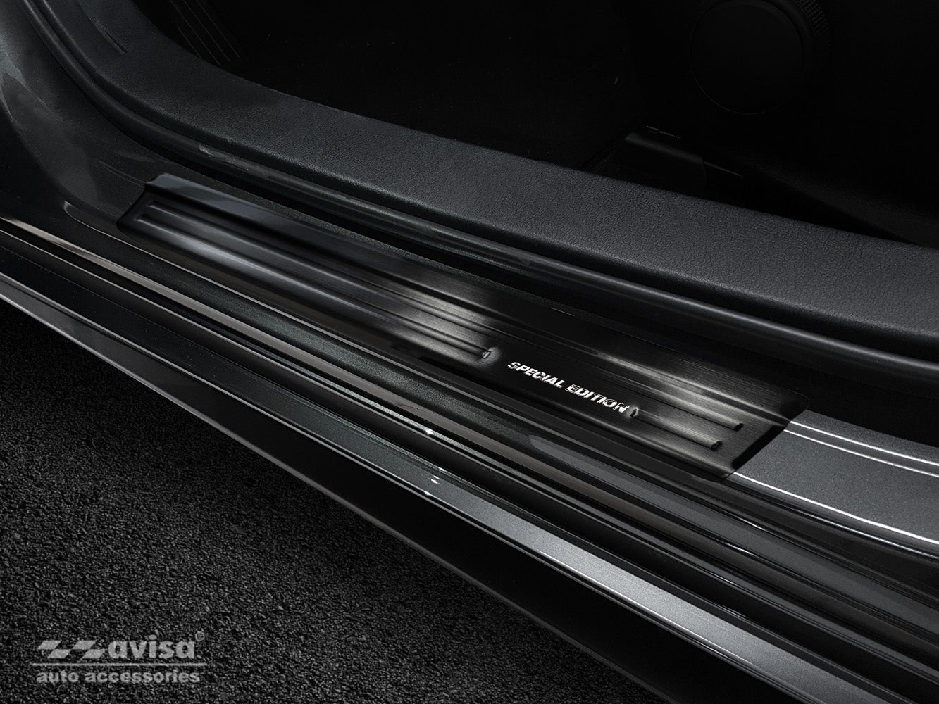 Tröskelskydd Special Edition Mazda 3 IV 5-dörrars halvkombi/ sedan 2019+ – Svart Borstad | AVISA - Carlevel AB - Tröskelskydd