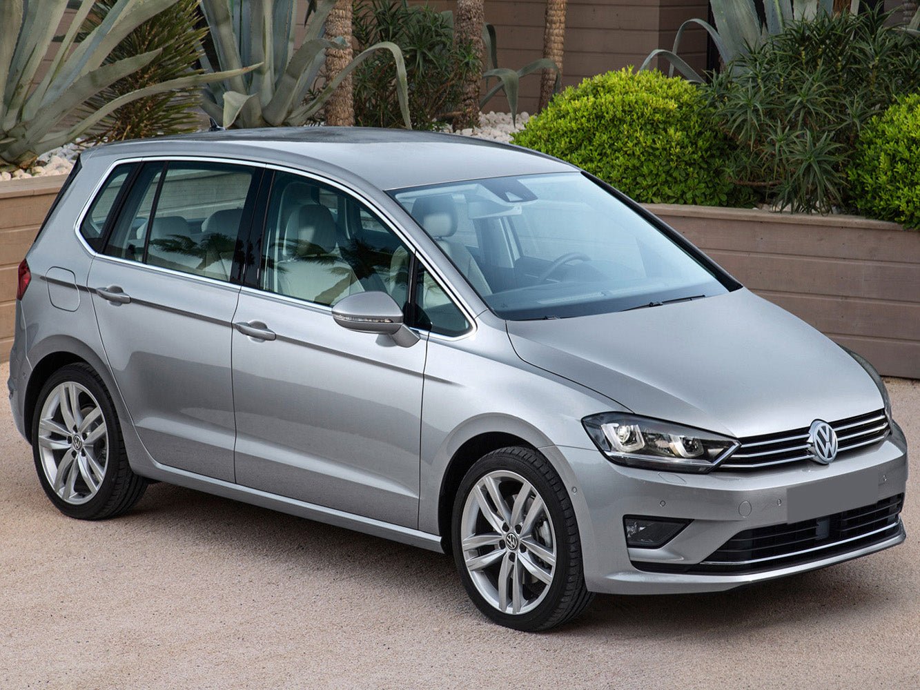 Tröskelskydd Special Edition Volkswagen Golf Sportsvan 2014–2017, facelift 2017+ – Silver satin | AVISA - Carlevel AB - Tröskelskydd
