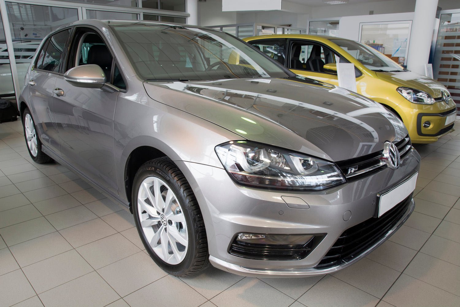 Tröskelskydd Special Edition Volkswagen Golf VII halvkombi/ variant 2012–2017, facelift 2017–2019 – Silver satin | AVISA - Carlevel AB - Tröskelskydd