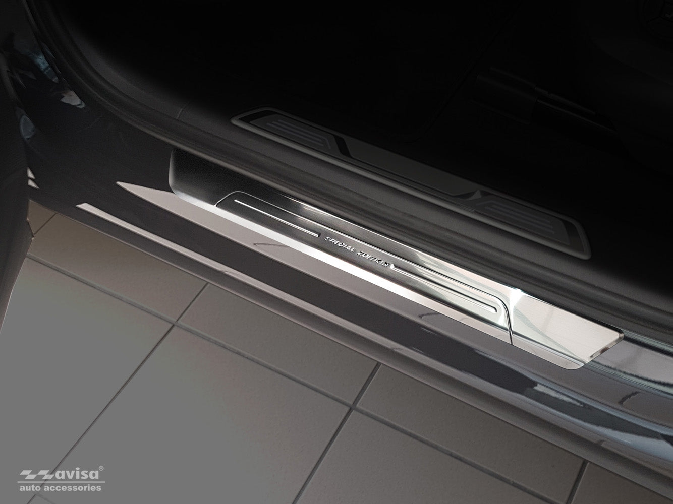 Tröskelskydd Special Edition Volkswagen Touareg III 2018–2023 facelift 2023+ – Silver satin (2/22236) | AVISA - Carlevel AB - Tröskelskydd
