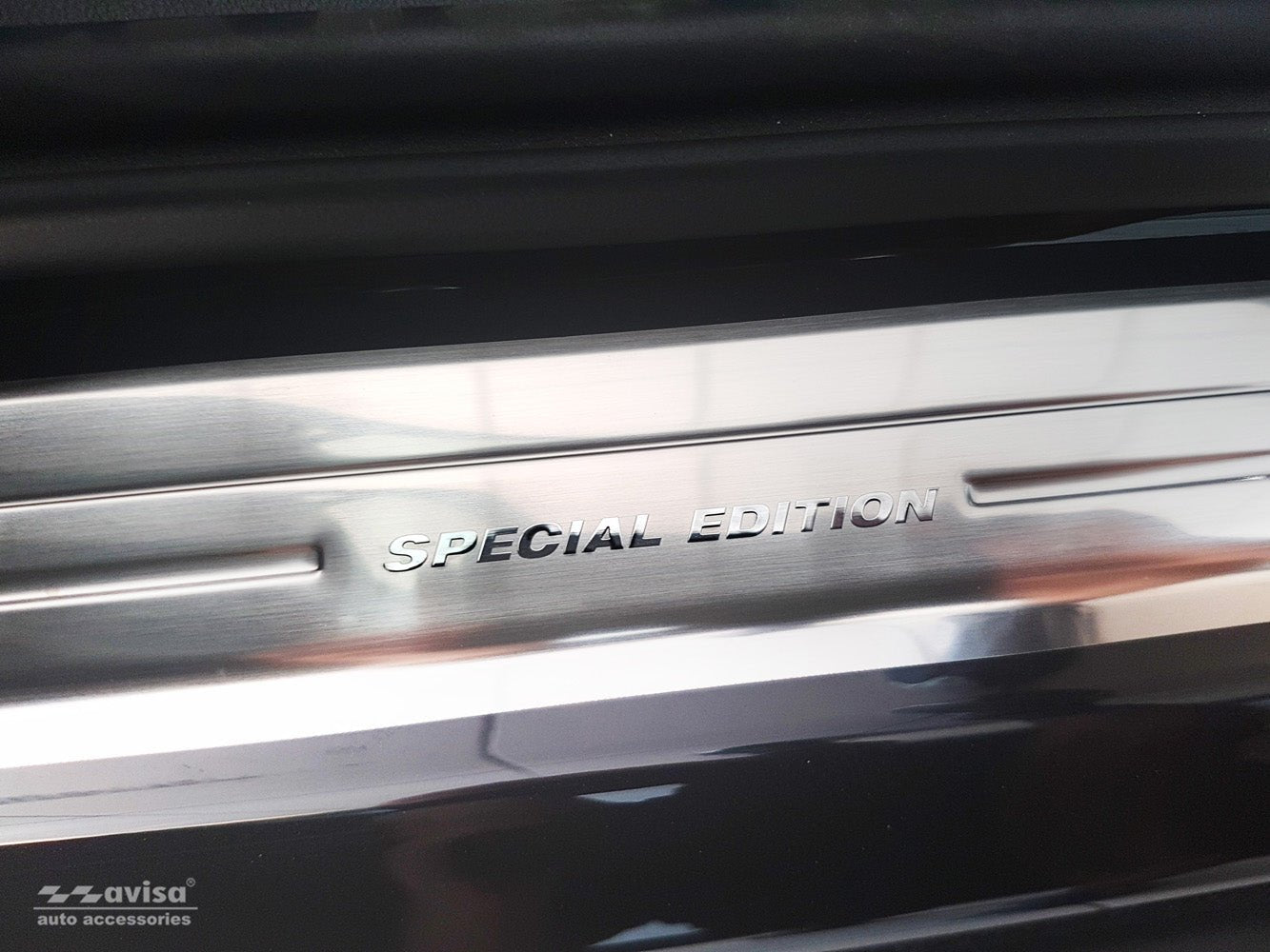 Tröskelskydd Special Edition Volkswagen Touareg III 2018–2023 facelift 2023+ – Silver satin (2/22236) | AVISA - Carlevel AB - Tröskelskydd