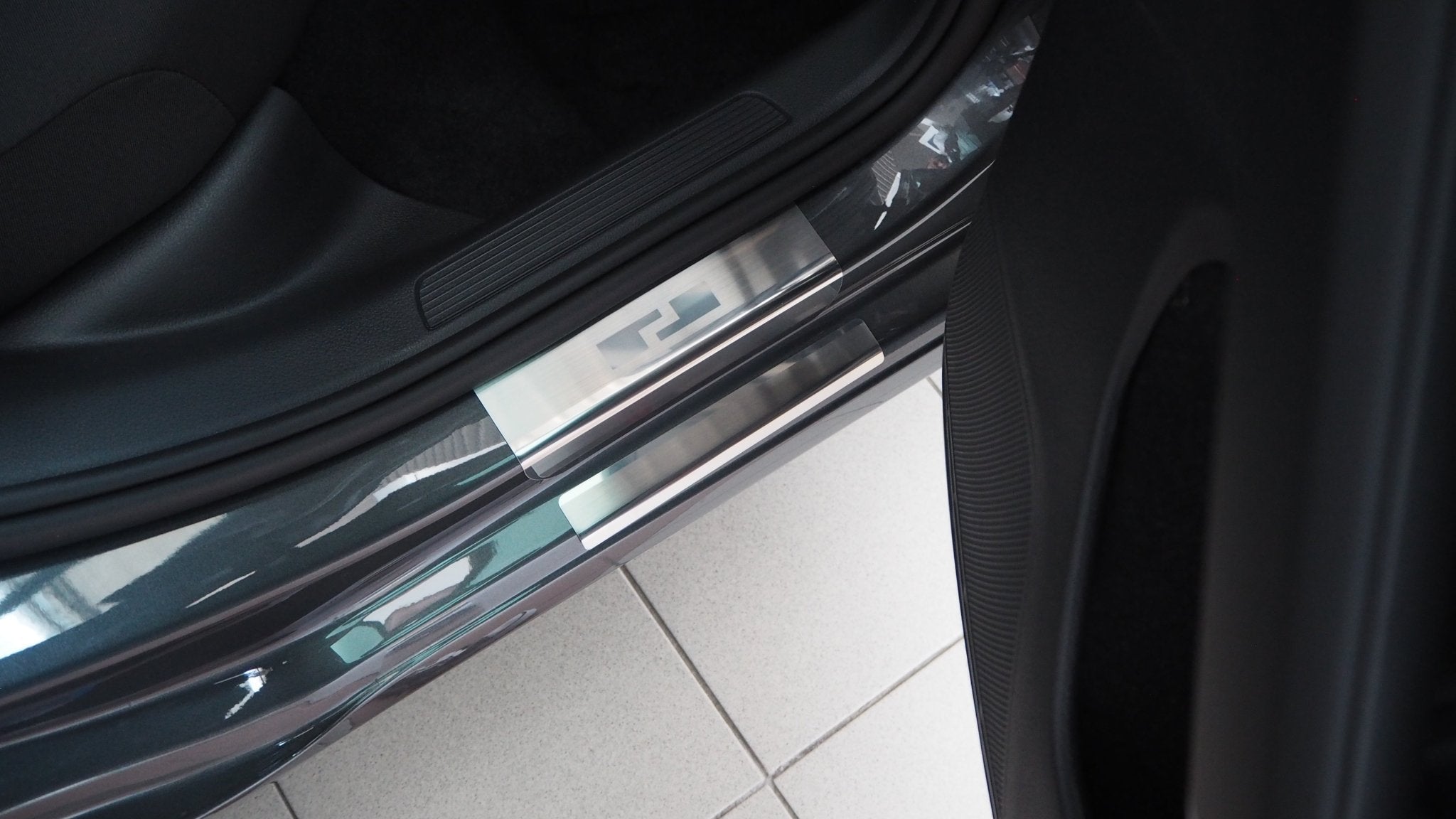 Tröskelskydd VW Golf VII 5D/Kombi 2012–2019 – rostfritt stål - Carlevel AB - Fordon och delar > Fordonsdelar > Karossdelar