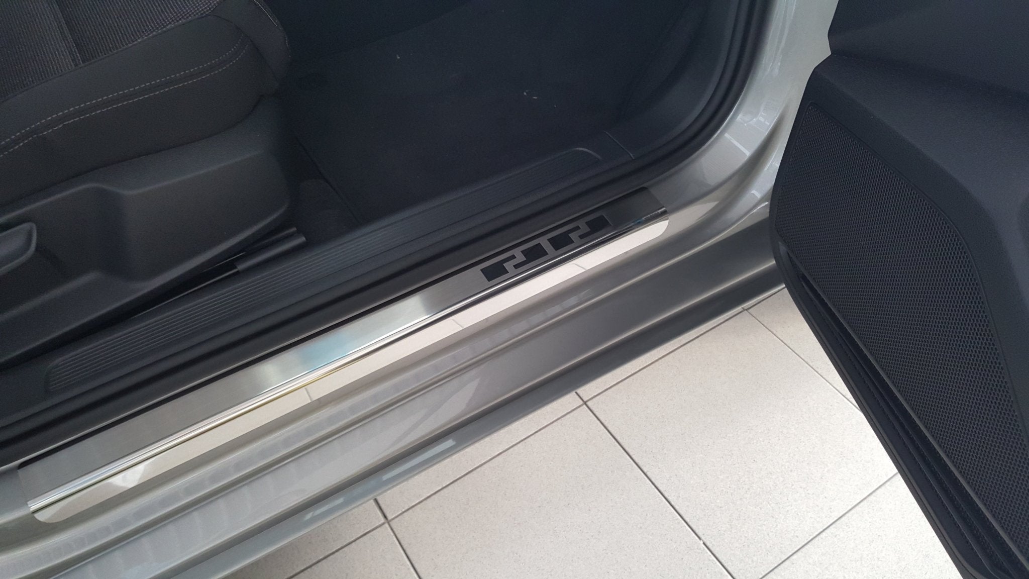 Tröskelskydd VW Passat B8 2014–2023 – rostfritt stål - Carlevel AB - Fordon och delar > Fordonsdelar > Karossdelar